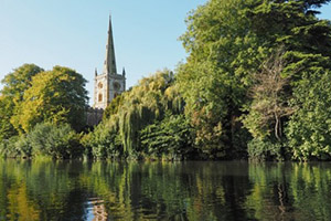 Travel to the Holy Trinity Church with Chiltern Railways